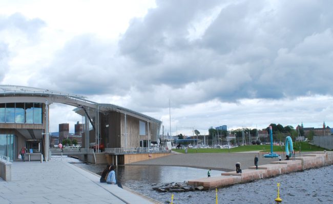 Tjuvholmen beach oslo By Helge Høifødt / Wiki Commons