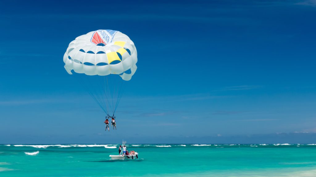 parasailing in maldives