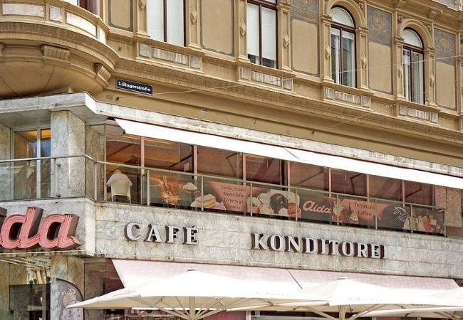 Vienna cafe aida By Dennis Jarvis/ Wiki Commons